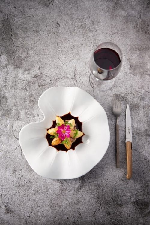 Plat floral accompagné de vin rouge L'inspiration aveyronnaise pour David Burgarella dans ses menus