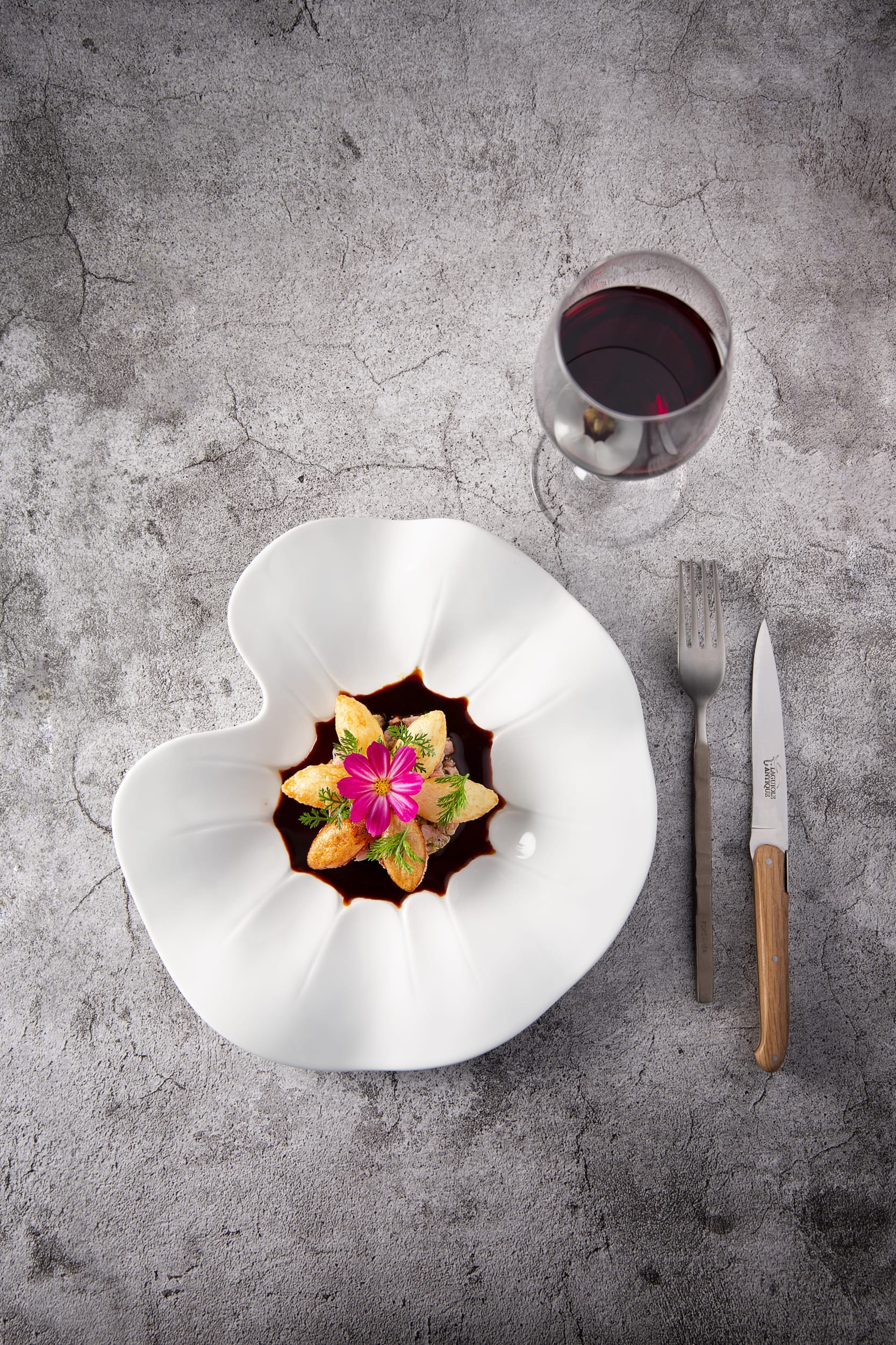 Plat floral accompagné de vin rouge L'inspiration aveyronnaise pour David Burgarella